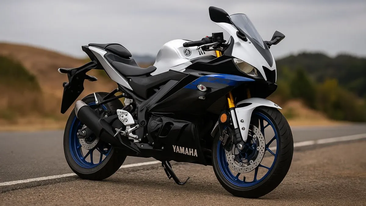 "Yamaha R3 2025 front LED projector headlamp and fairing"